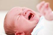 Защо новородено бебе плаче: какво да правя
