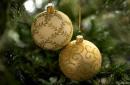 Si të dekoroni një pemë të Krishtlindjes për vitin e ri