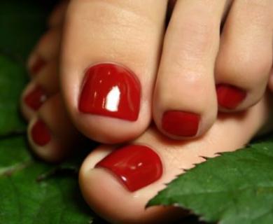 How to paint your toenails at home
