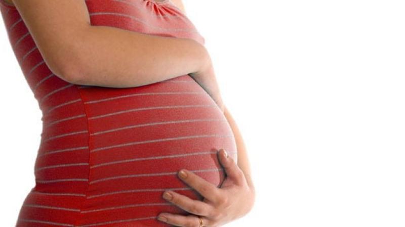 Защо се появява светлокафяв секрет в ранна бременност?