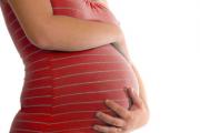 Por que aparece corrimento marrom claro no início da gravidez?