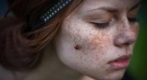 The most touching makeup: how to draw freckles on yourself?
